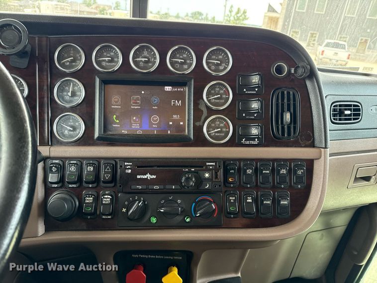 image for item DS3793 2018 Peterbilt 389 semi truck