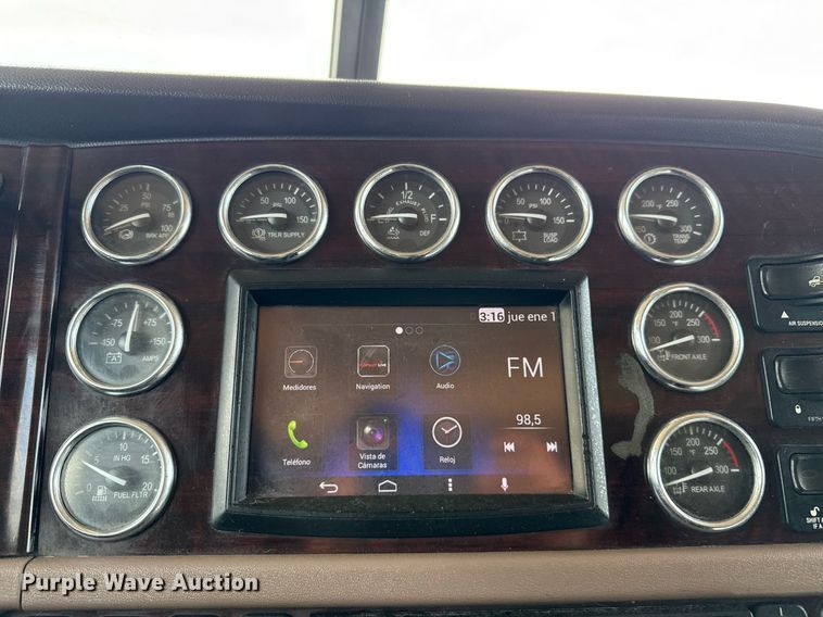 image for item DS3793 2018 Peterbilt 389 semi truck