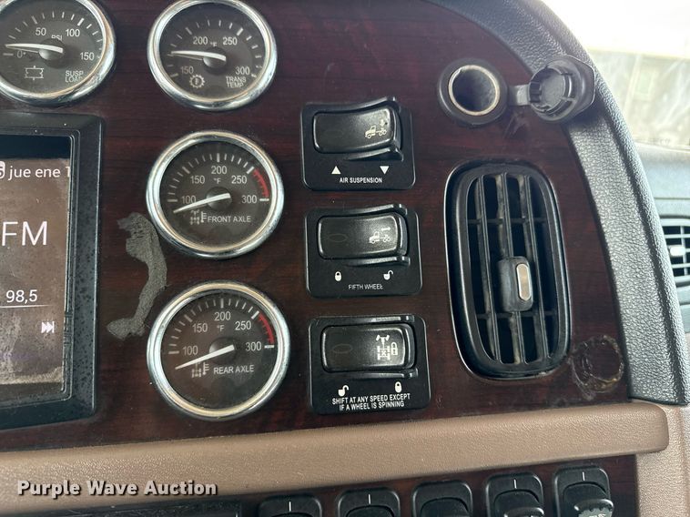 image for item DS3793 2018 Peterbilt 389 semi truck