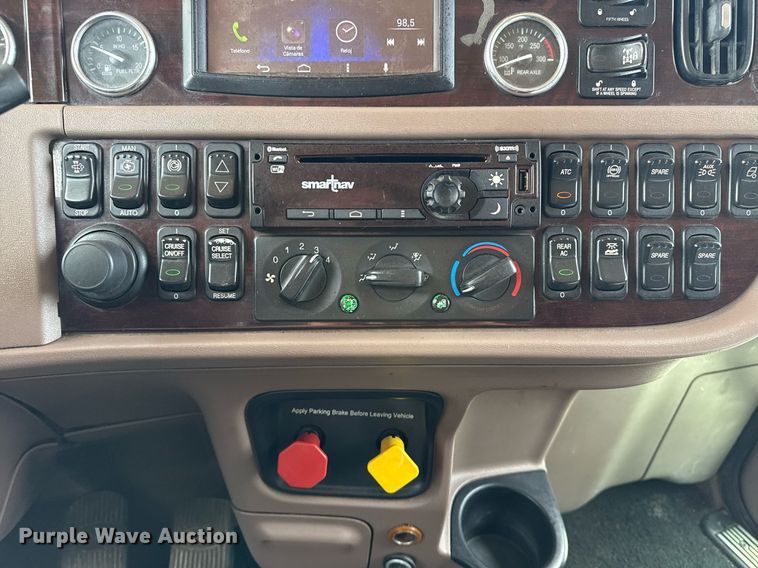 image for item DS3793 2018 Peterbilt 389 semi truck