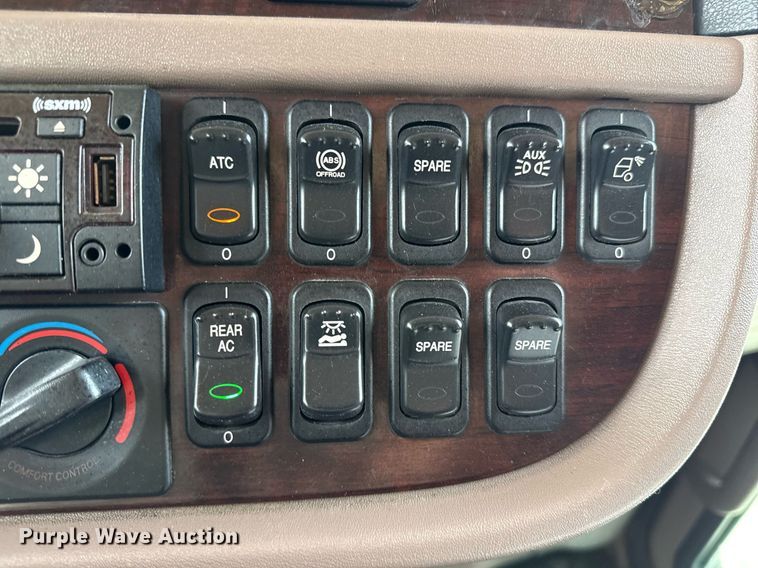 image for item DS3793 2018 Peterbilt 389 semi truck