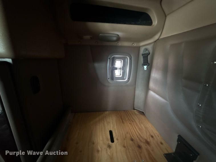 image for item DS3793 2018 Peterbilt 389 semi truck