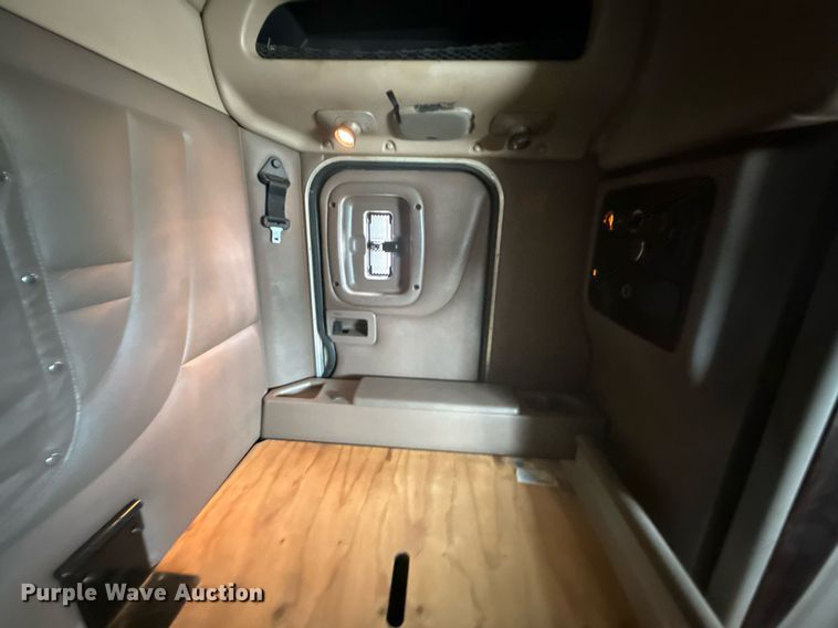 image for item DS3793 2018 Peterbilt 389 semi truck