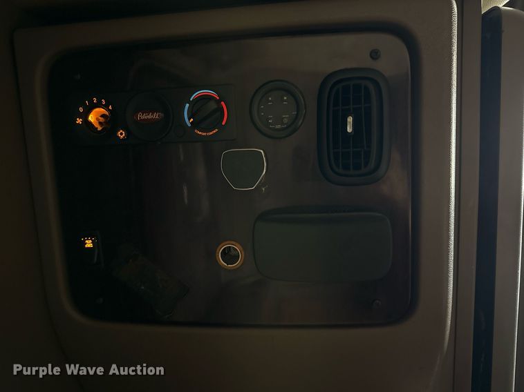 image for item DS3793 2018 Peterbilt 389 semi truck