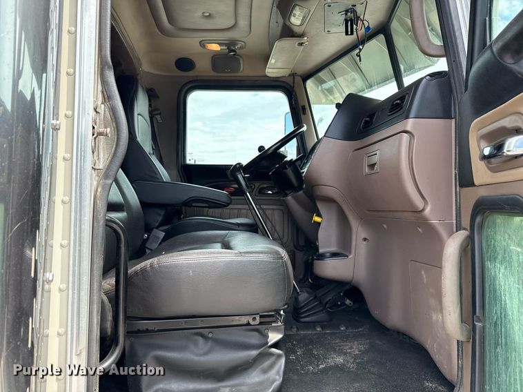 image for item DS3793 2018 Peterbilt 389 semi truck