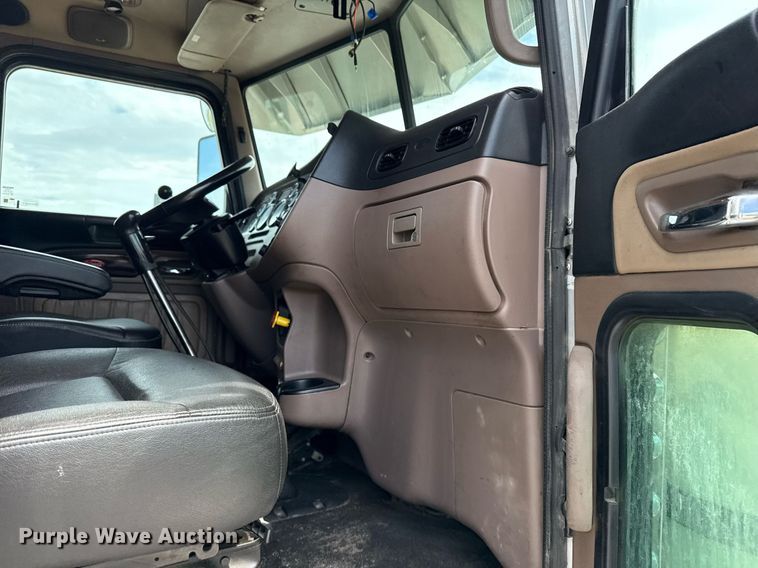 image for item DS3793 2018 Peterbilt 389 semi truck