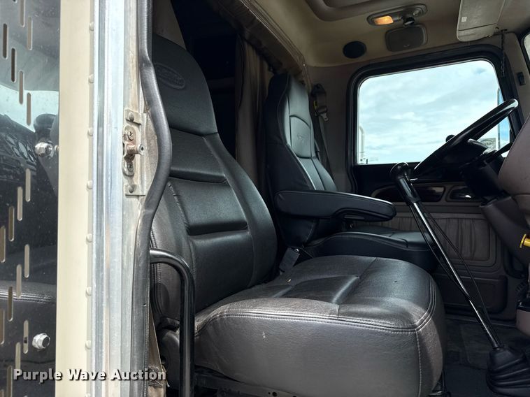 image for item DS3793 2018 Peterbilt 389 semi truck