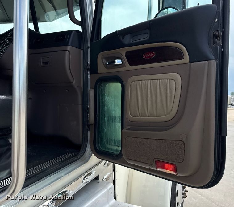 image for item DS3793 2018 Peterbilt 389 semi truck