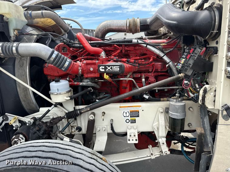 image for item DS3793 2018 Peterbilt 389 semi truck