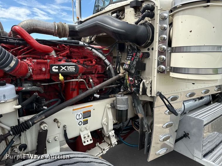 image for item DS3793 2018 Peterbilt 389 semi truck