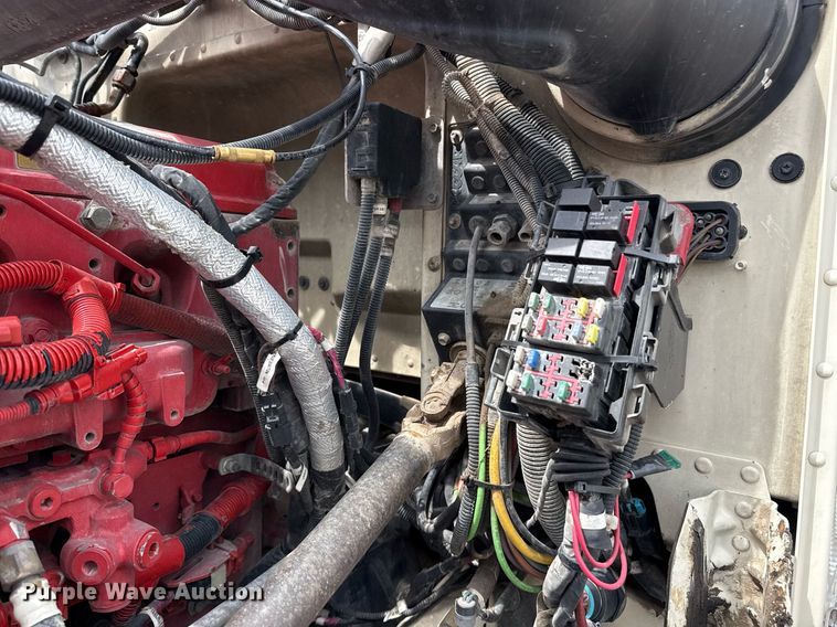 image for item DS3793 2018 Peterbilt 389 semi truck