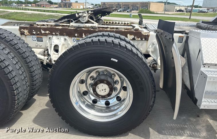 image for item DS3793 2018 Peterbilt 389 semi truck