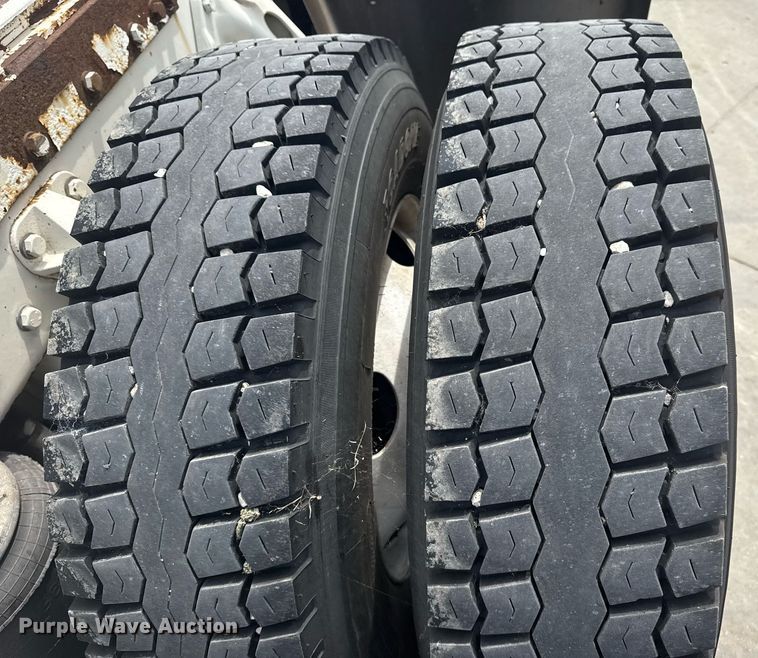 image for item DS3793 2018 Peterbilt 389 semi truck