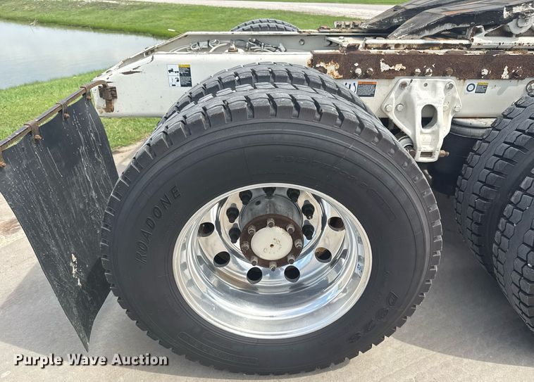 image for item DS3793 2018 Peterbilt 389 semi truck