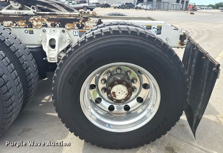 image for item DS3793 2018 Peterbilt 389 semi truck