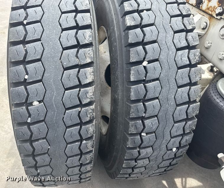 image for item DS3793 2018 Peterbilt 389 semi truck