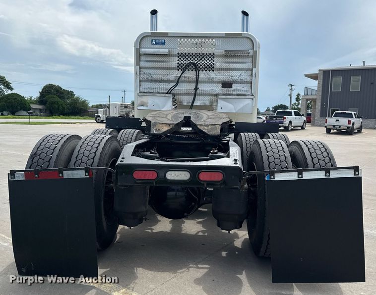 image for item DS3794 2019 Peterbilt 389 semi truck