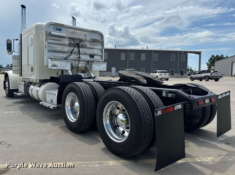 image for item DS3794 2019 Peterbilt 389 semi truck