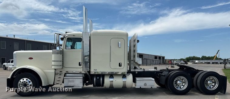 image for item DS3794 2019 Peterbilt 389 semi truck