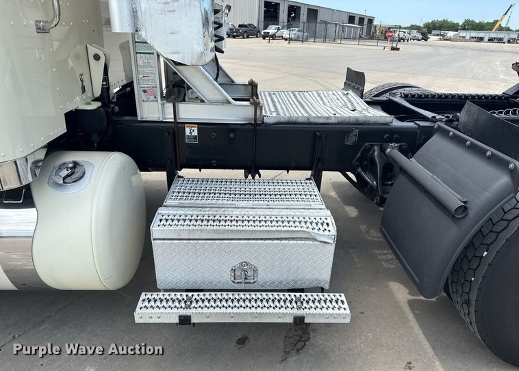 image for item DS3794 2019 Peterbilt 389 semi truck