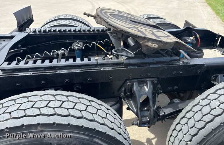 image for item DS3794 2019 Peterbilt 389 semi truck