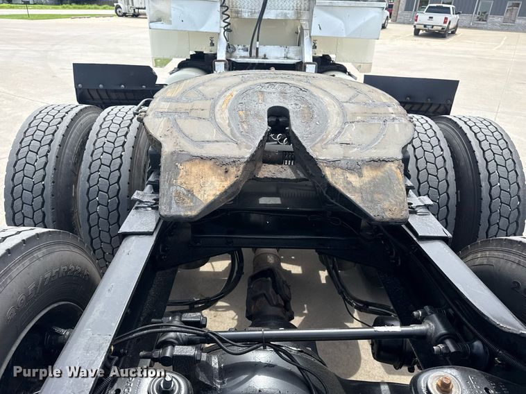 image for item DS3794 2019 Peterbilt 389 semi truck