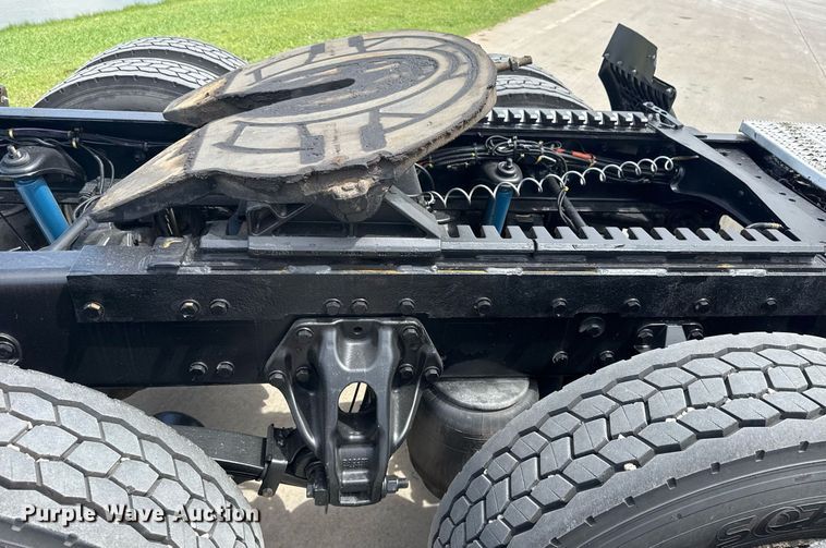 image for item DS3794 2019 Peterbilt 389 semi truck