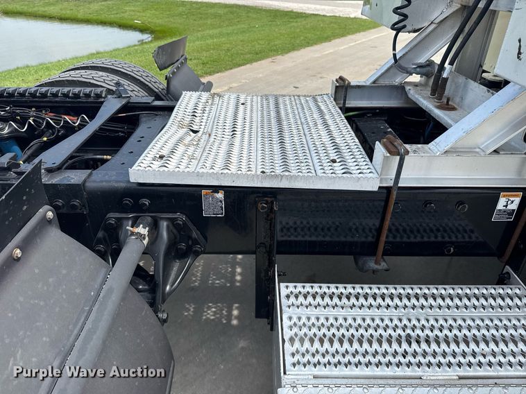 image for item DS3794 2019 Peterbilt 389 semi truck