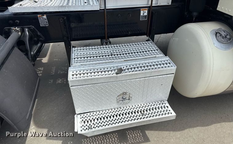 image for item DS3794 2019 Peterbilt 389 semi truck