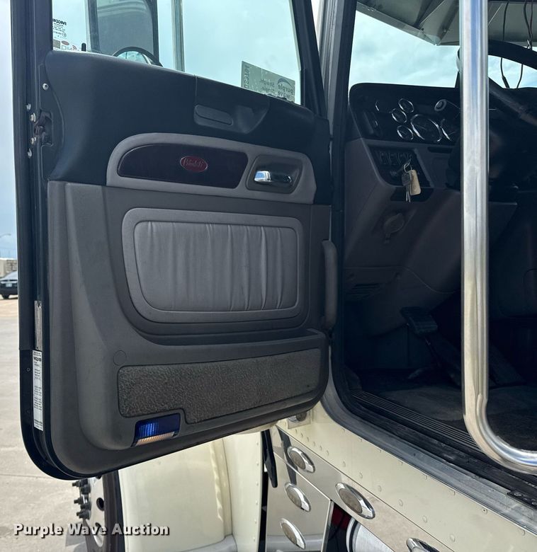 image for item DS3794 2019 Peterbilt 389 semi truck