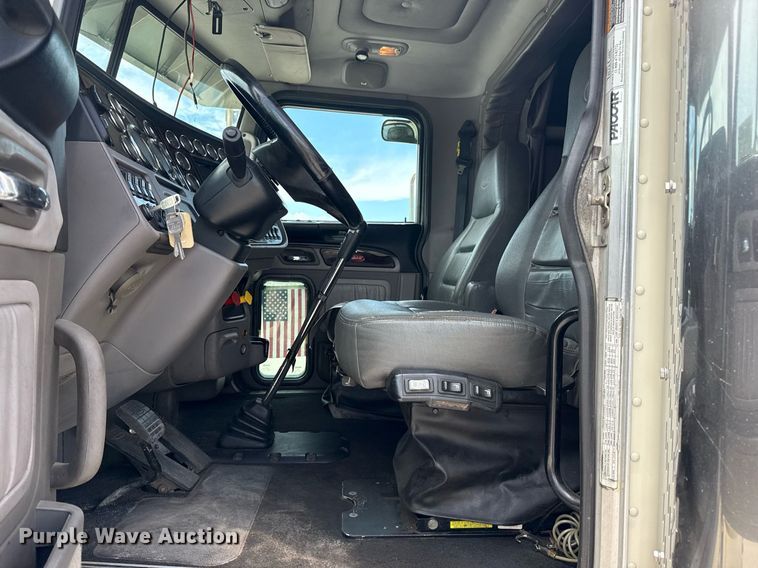 image for item DS3794 2019 Peterbilt 389 semi truck