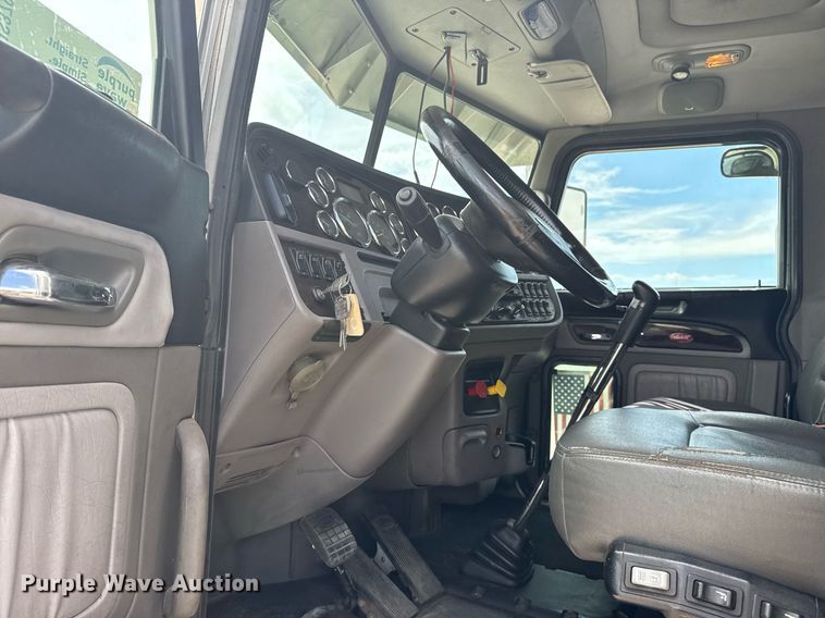 image for item DS3794 2019 Peterbilt 389 semi truck