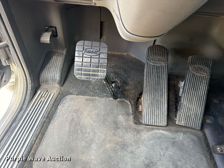 image for item DS3794 2019 Peterbilt 389 semi truck