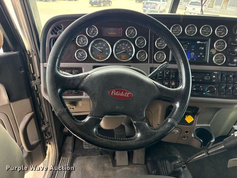 image for item DS3794 2019 Peterbilt 389 semi truck