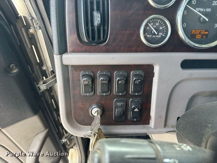 image for item DS3794 2019 Peterbilt 389 semi truck