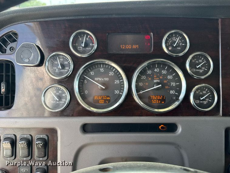 image for item DS3794 2019 Peterbilt 389 semi truck