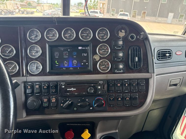 image for item DS3794 2019 Peterbilt 389 semi truck