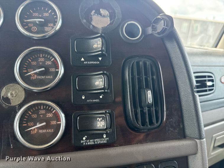 image for item DS3794 2019 Peterbilt 389 semi truck