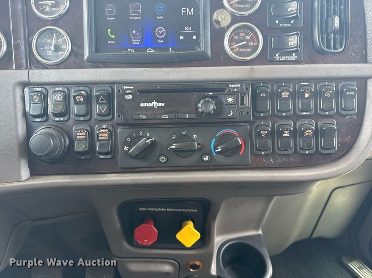 image for item DS3794 2019 Peterbilt 389 semi truck