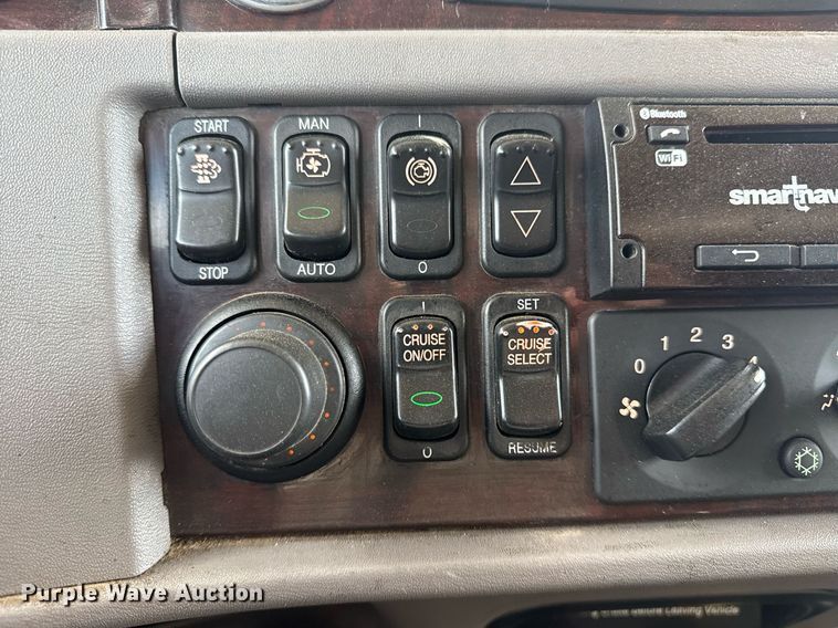 image for item DS3794 2019 Peterbilt 389 semi truck