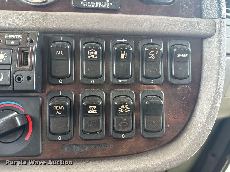 image for item DS3794 2019 Peterbilt 389 semi truck