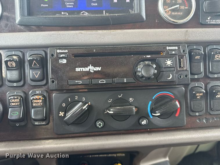 image for item DS3794 2019 Peterbilt 389 semi truck