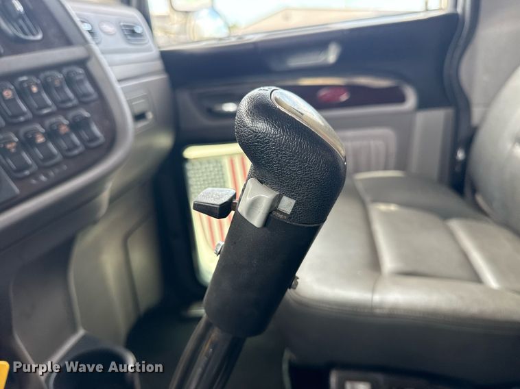 image for item DS3794 2019 Peterbilt 389 semi truck