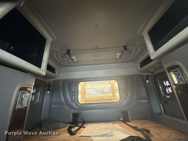 image for item DS3794 2019 Peterbilt 389 semi truck