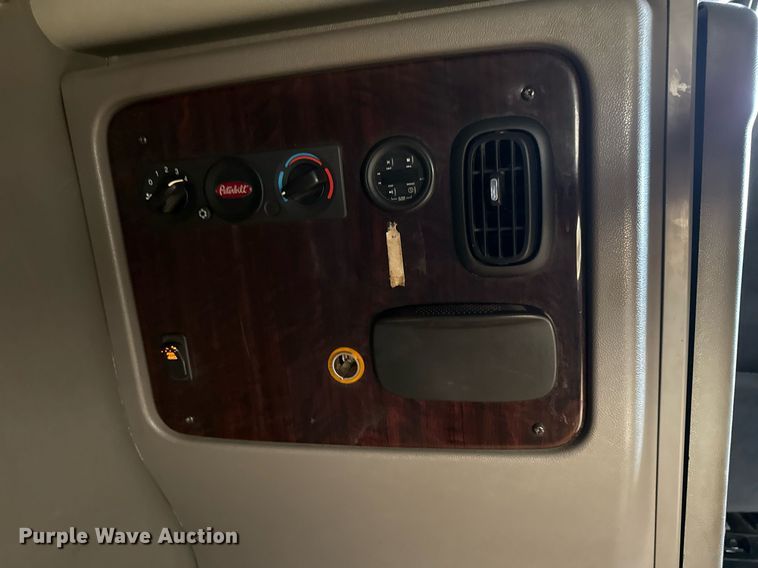 image for item DS3794 2019 Peterbilt 389 semi truck