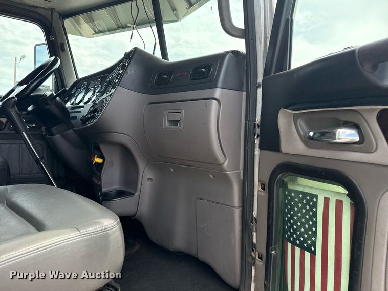 image for item DS3794 2019 Peterbilt 389 semi truck