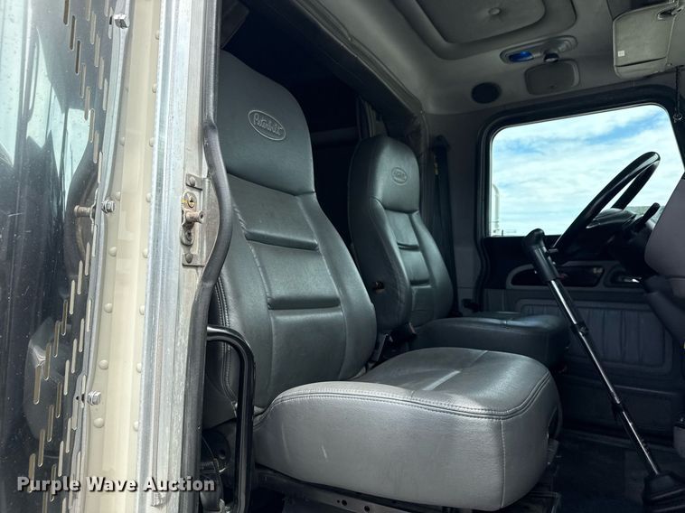 image for item DS3794 2019 Peterbilt 389 semi truck