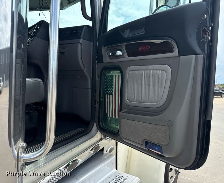 image for item DS3794 2019 Peterbilt 389 semi truck