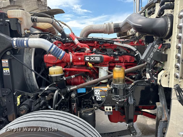 image for item DS3794 2019 Peterbilt 389 semi truck