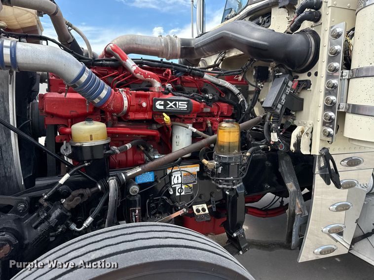 image for item DS3794 2019 Peterbilt 389 semi truck